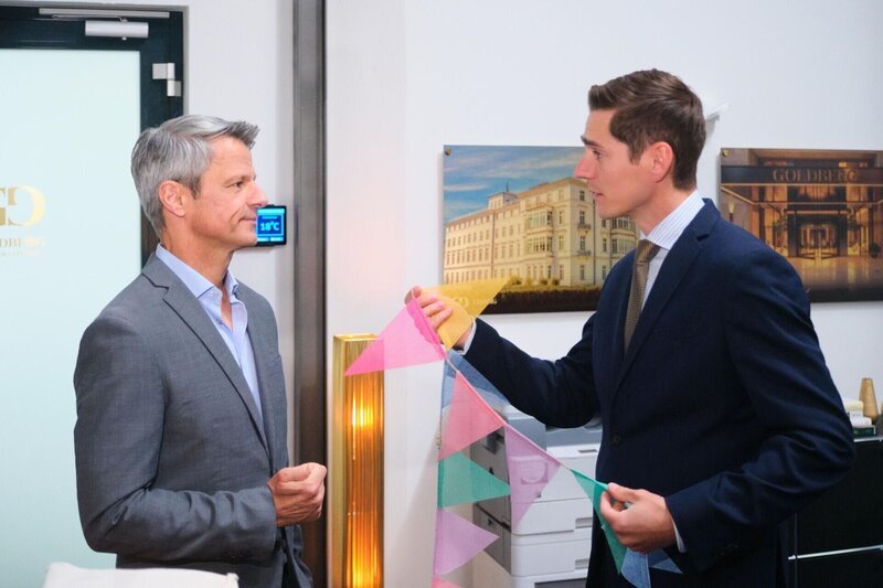 Ringo (Timothy Boldt, r.) macht Benedikt (Jens Hajek) eindringlich deutlich, dass Easy sich die Überraschungsparty verdient hat. – Bild: RTL /​ Stefan Behrens