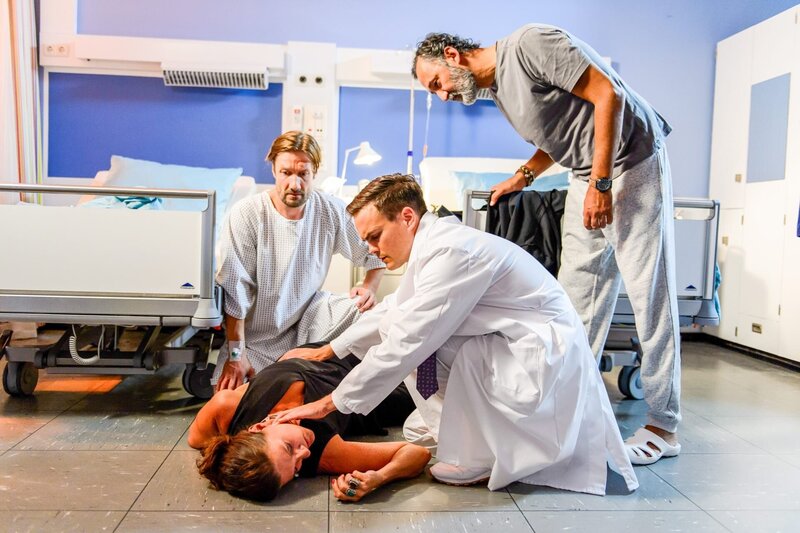 Carsten Riesch (Christoph Kottenkamp, l.), Thea Gründler (Katy Karrenbauer, M.), Dr. Tobias Lewandowski (Eric Klotzsch, 2.v.r.) und Safi Edemir (Ercan Durmaz, r.). – Bild: ORF/​ZDF/​Willi Weber