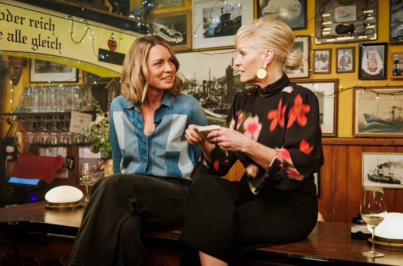 Ina Müller (rechts) und Journalistin und Moderatorin Jessy Wellmer. – Bild: NDR/​Morris Mac Matzen