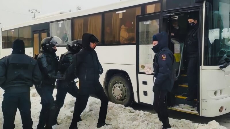 Regimekritikern oder Gegnern des russischen Angriffskriegs, die sich öffentlich äußern, droht Gefängnis. – Bild: ZDF