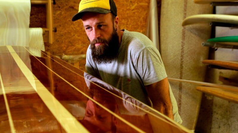 Die Surfbretter aus Holz von Jonas Buchholz sind echte Unikate. – Bild: SWR