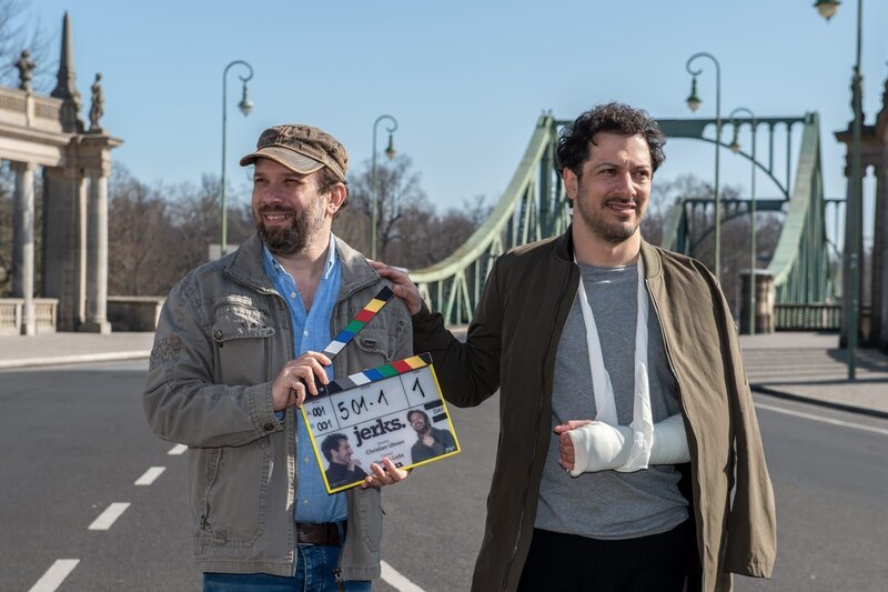 L-R: Christian Ulmen und Fahri Yardim – Bild: Joyn/​ProSieben/​André Kowalski