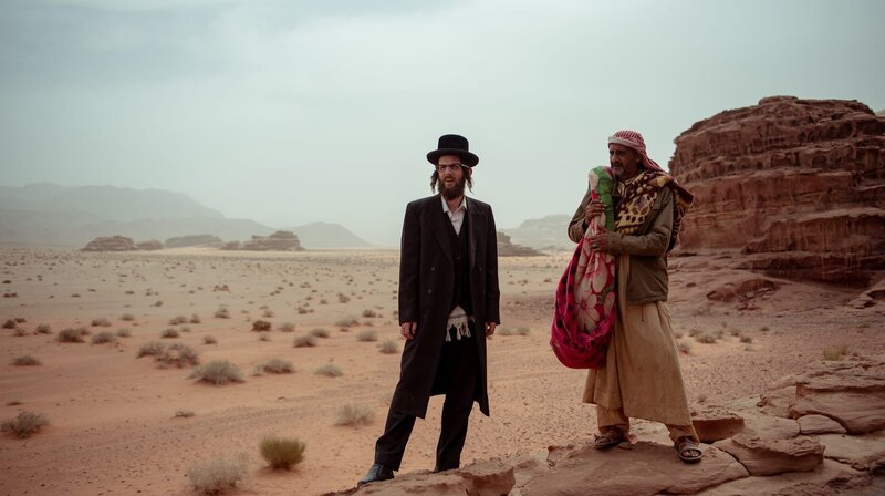 Ben (Luzer Twersky) und Adel (Haitham Omari) in der Wüste Sinai. Weiteres Bildmaterial finden Sie unter www.br-foto.de. – Bild: BR/enigma film gmbh/Holger Jungnickel Ben (Luzer Twersky) und Adel (Haitham Omari) in der Wüste Sinai. Weiteres Bildmaterial finden Sie unter www.br-foto.de. – Bild: BR/enigma film gmbh/Holger Jungnickel