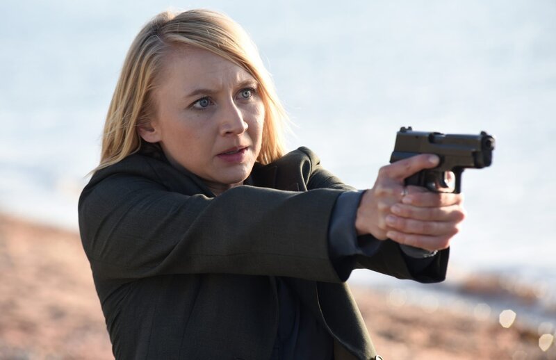 Nora Weiss (Anna Maria Mühe) ist Naumanns Auto gefolgt. Sie richtet ihre Waffe auf Naumann. Dieser bedroht wiederrum Wosniak. – Bild: ZDF/​Marion von der Mehden