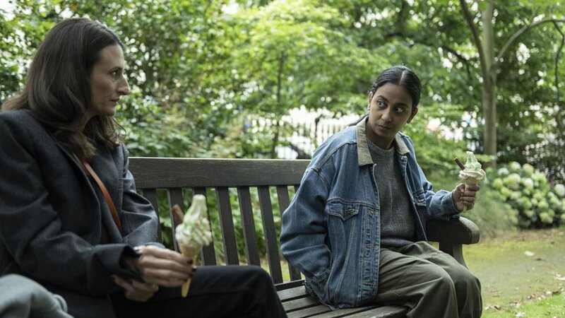 Pam (Anjana Vasan), Helene (Camille Cottin) – Bild: Sid Gentle Films Limited. /​ Anika Molnar Lizenzbild frei