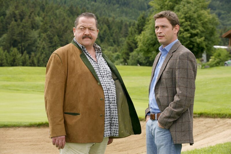 Die Rosenheim-Cops Korbinian Hofer (Joseph Hannesschläger, l.) und Christian Lind (Tom Mikulla, r.) verfolgen eine brandheiße Spur. – Bild: ZDF und Christian A. Rieger