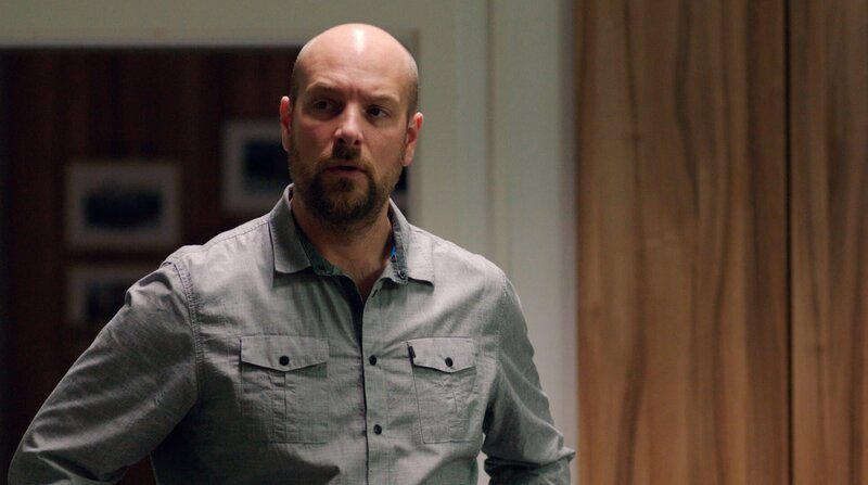 Der örtliche Polizeichef Gerd Markwart (Stephan Zinner) hat ein Geheimnis. – Bild: ZDF und ARD Degeto/​BR/​WDR/​NDR/​23/​5 Filmproduktion/​Yoshi Heimra