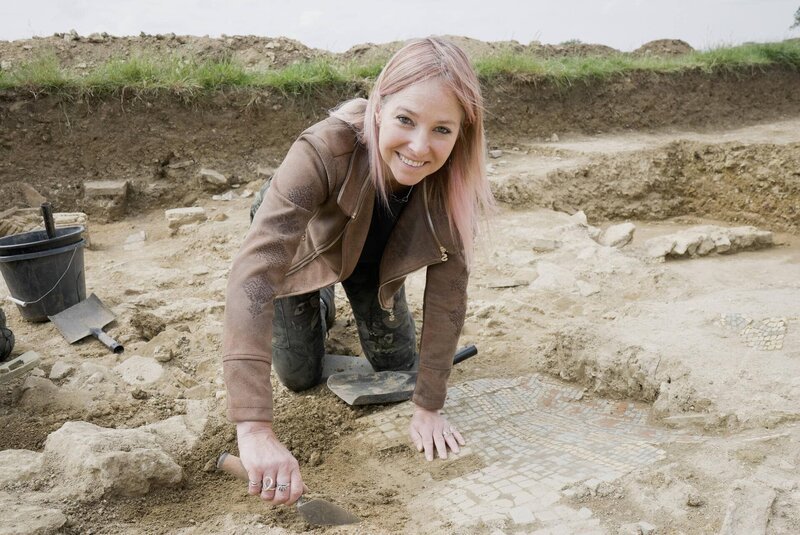 Alice (lächelnd) bei der Ausgrabung eines römischen Mosaiks in Kettering – Bild: THE HISTORY CHANNEL /​ Rare TV
