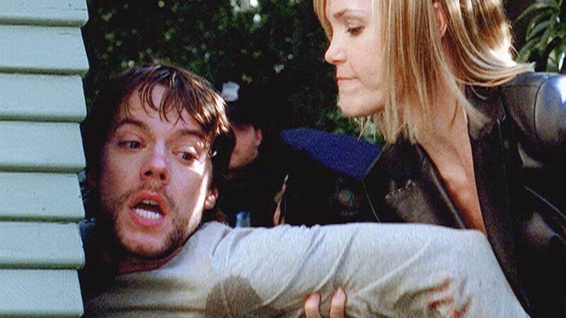 Lu (Leslie Bibb) nimmt Nate (Bill Applebaum) so lange in Gewahrsam, bis seine Unschuld bewiesen ist. – Bild: RTL /​ NBC Universal.