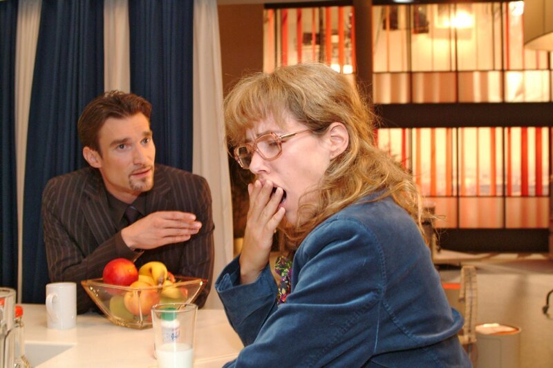Richard (Karim Köster, l.) beobachtet, wie das Mittel, das er in das Getränk von Lisa (Alexandra Neldel, r.) gemischt hat, allmählich zu wirken beginnt. (Dieses Foto von Alexandra Neldel darf nur in Zusammenhang mit der Berichterstattung über die Serie „Verliebt in Berlin“ veröffentlicht und verbreitet werden.) – Bild: SAT.1 /​ Monika Schürle