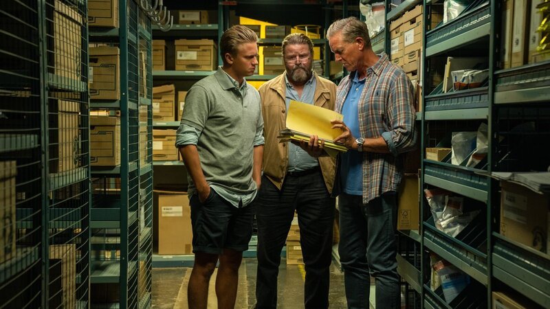 In alten Akten hoffen Benjamin (Mathias Käki Jørgensen, l.), Svend (Peter Gantzler, M.) und Dan (Peter Mygind, r.) hilfreiche Hinweise für ihren aktuellen Fall zu finden. – Bild: ZDF