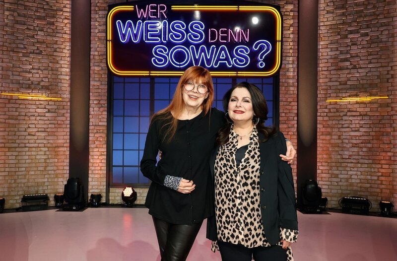 Treten bei „Wer weiß denn sowas?“ als Kandidatinnen an: Die Sängerin Katja Ebstein (l.) und die Sängerin Marianne Rosenberg (r.). – Bild: ARD/​Morris Mac Matzen