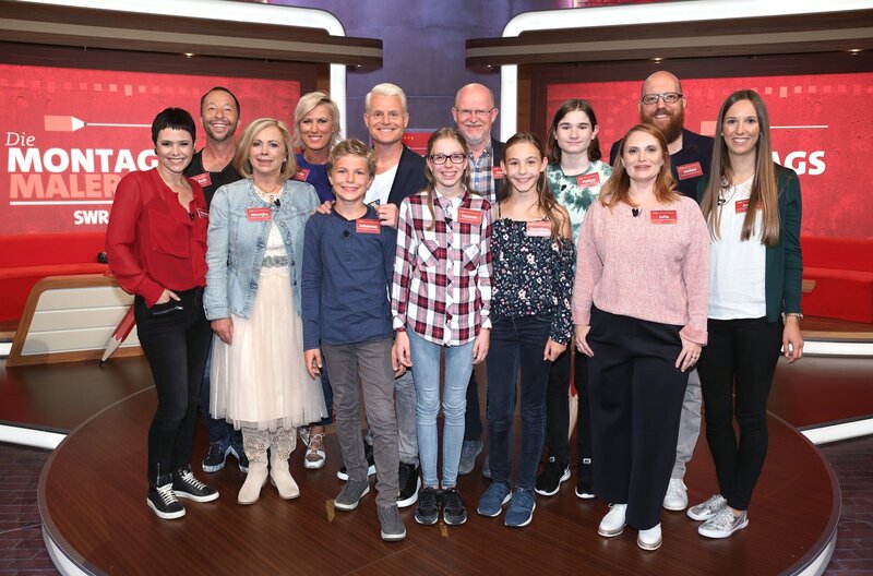 Hinten v. li.: Francine Jordi, DJ Bobo, Marijke Amado, Kamilla Senjo, Guido Cantz, Joachim Lerch, Philipp Weiland, Jochen Wilms, Anna Grimmeißen; vorne v. li.: Johannes Braun, Hannah Suhm, Dorothee Kolckmann, Julia Kovar- Mühlhausen. – Bild: SWR/​Bavaria/​Frank W. Hempel