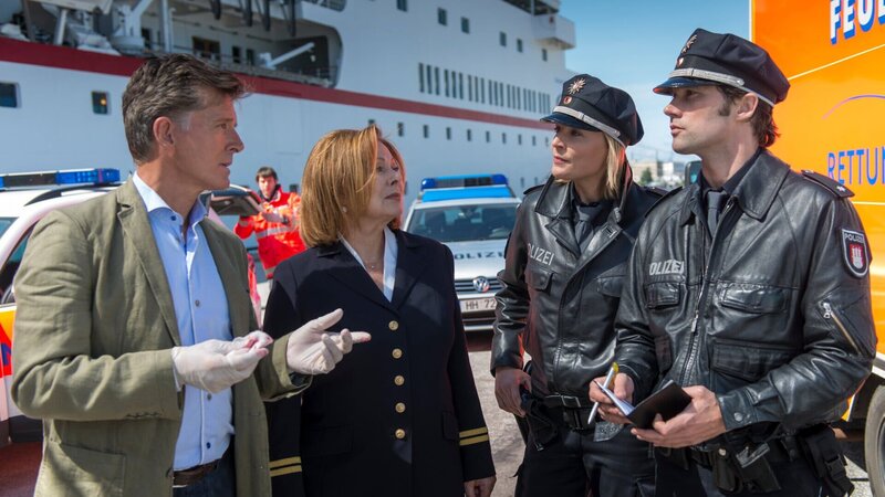 Melanie (Sanna Englund, 2.v.r.) und Mattes (Matthias Schloo, r.) beim Einsatz am Hamburger Hafen. Wolf Sander (Nick Wilder, l.), der Chefarzt des Traumschiffs, wurde von einem unzufriedenen Passagier geschlagen, als er Chefhostess Beatrice (Heide Keller, 2.v.l.) zur Hilfe kam. – Bild: ZDF