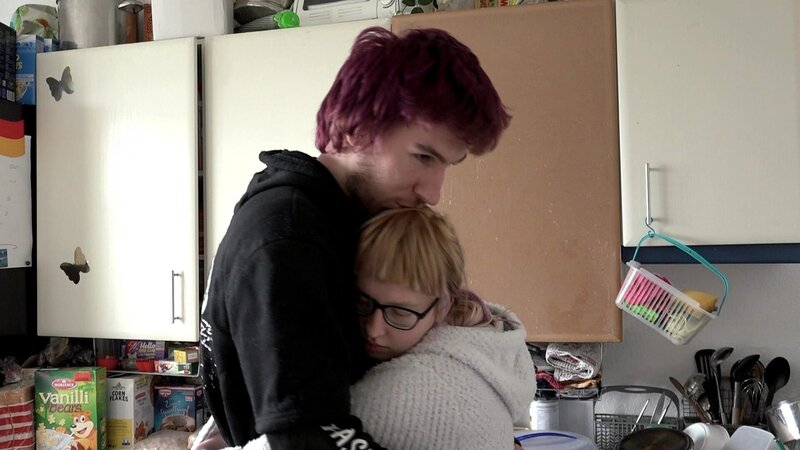 Der Verlust ihres Babys im achten Monat nimmt Maik und Jasmin mit – und erst nach und nach wird ihnen das ganze Ausmaß dieser Tragödie richtig bewusst. – Bild: RTLZWEI