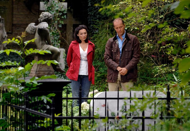 15 Uhr im Ersten. Katja Stein (Julia Stemberger, l.) trifft Stefan Hagen (Jochen Horst) auf dem Friedhof. Erst jetzt erfährt sie, dass Stefan seine Frau und seine beiden Töchter bei einem Verkehrsunfall verloren hat. – Bild: ARD/​Claudius Pflug