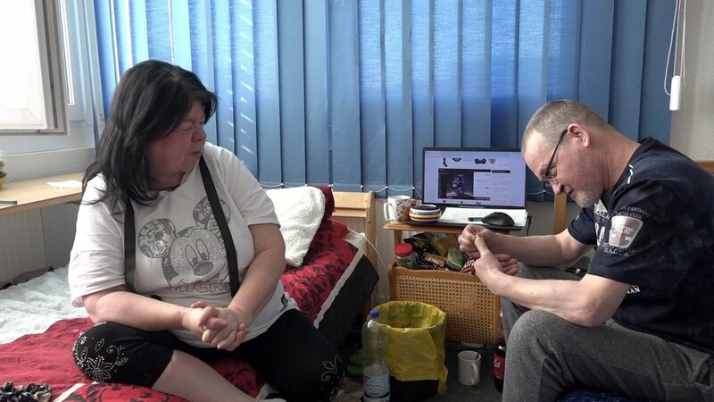 Für Pamela wird ein Traum wahr: Sie hat endlich eine Wohnung – zusammen mit Hostel-Kumpel Stefan. – Bild: RTLZWEI