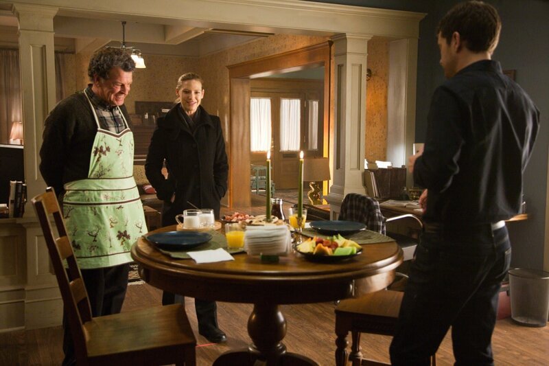 In einem Haus in Brooklyn geschehen seit einiger Zeit seltsame Dinge. Als schließlich sechs Menschen durch den Balkon einer Wohnung in den Tod stürzen, treten Walter (John Noble, l.), Peter (Joshua Jackson, r.) und Olivia (Anna Torv, M.) auf den Plan … – Bild: Turner /​ Warner Bros. Entertainment Inc.