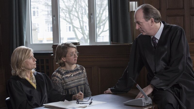 (v.l.n.r.) Isabel von Brede (Sabine Postel); Gesine Brunken (Anna Böttcher); Markus Gellert (Herbert Knaup) – Bild: Degeto Film GmbH/​ Vertrieb OneGate Media GmbH