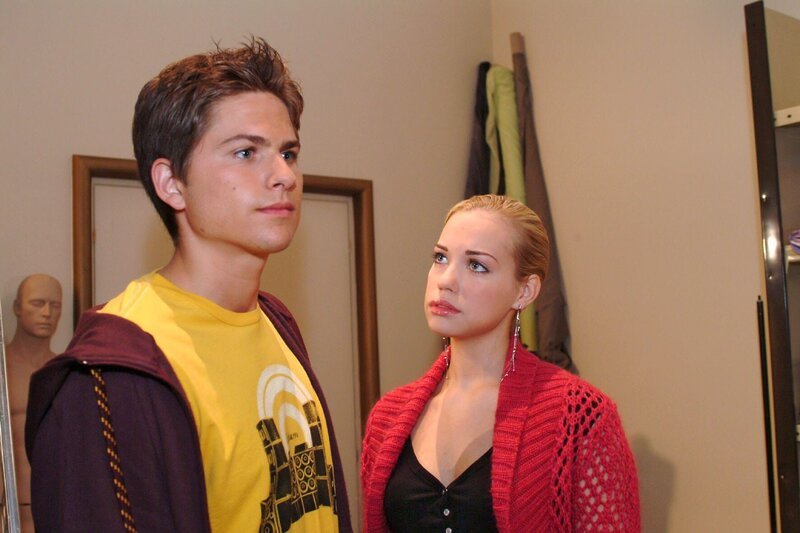 Kim (Lara-Isabelle Rentinck, r.) leidet extrem unter der „Beziehungspause“ mit Timo (Matthias Dietrich, l.). – Bild: SAT.1 /​ Monika Schürle