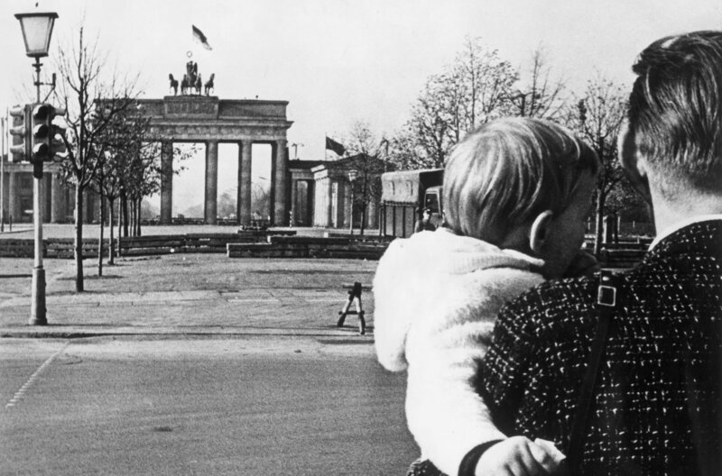 Blick vom Ostsektor auf die Straßensperren vor dem Brandenburger Tor im Oktober 1961. – Bild: rbb/​akg-images
