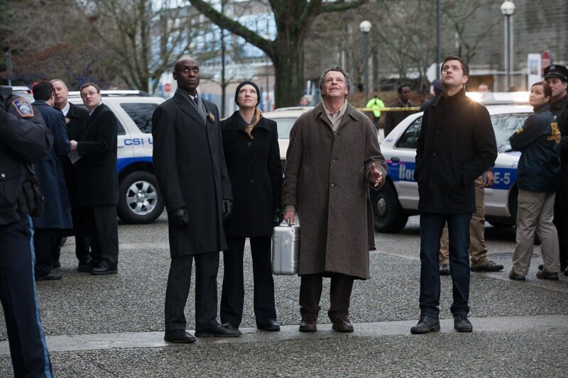 Mysteriöse Vorkommnisse ereignen sich, doch wer oder was steckt dahinter? Phillip (Lance Reddick, l.), Olivia (Anna Torv, 2.v.l.), Walter (John Noble, 2.v.r.) und Peter (Joshua Jackson, r.) … – Bild: Turner /​ Warner Bros. Entertainment Inc.