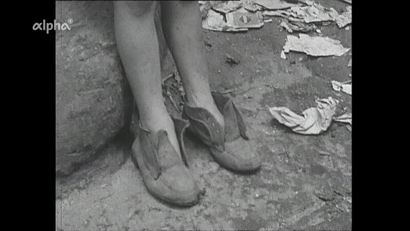 1966: 50 Prozent der Einwohner Neapels leben in Armut, besonders betroffen sind die Kinder. Im Bild: die zerissenen Schuhe eines Jungen, der für wenig Geld in der Stadt arbeitet. – Bild: BR/​NDR