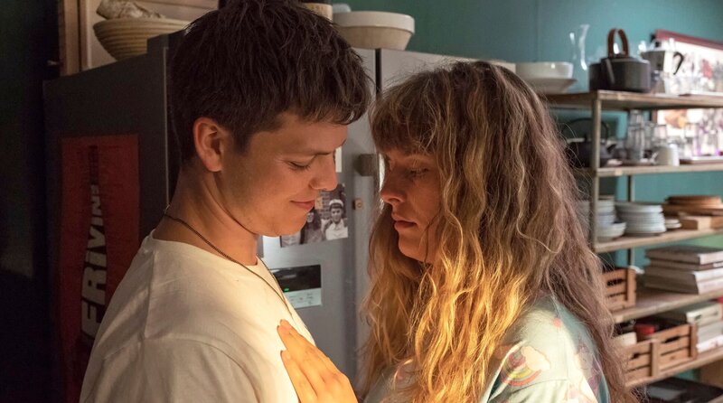 Emil (Alex Høgh Andersen, li.) versucht seiner Freundin Carla (Roberta Hilarius Reichhardt, re.) alles recht zu machen. – Bild: Viaplay Group/​Christian Geisnæs