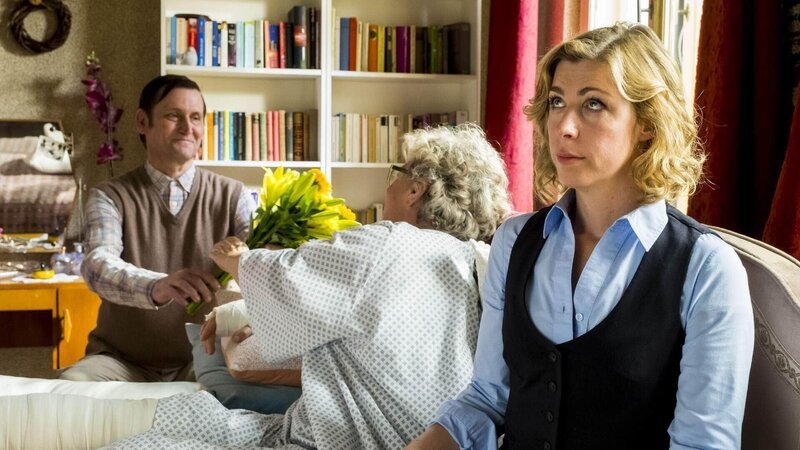 Raimund (Ingo Naujoks) leistet der verletzten Annerose (Peggy Lukac) Gesellschaft. Conny (Brigitte Zeh, r.) ist überfordert. – Bild: RTL /​ Gordon Muehle