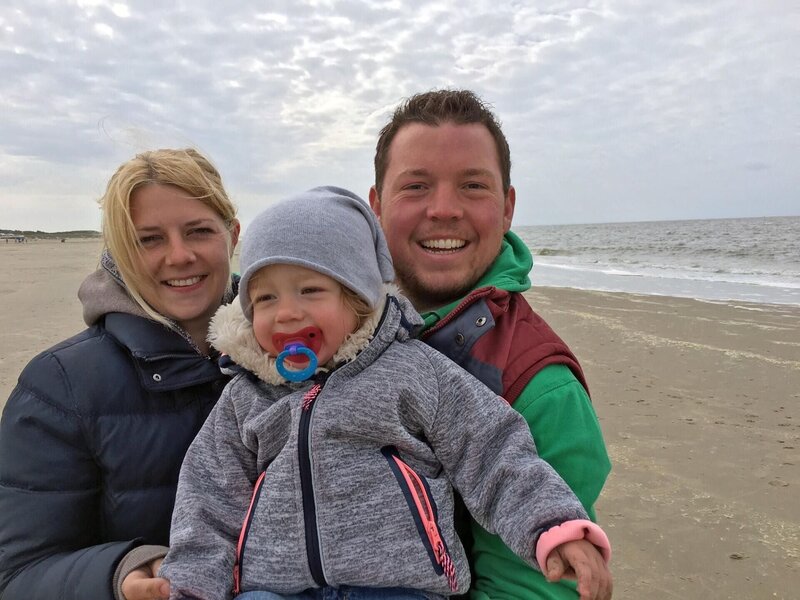 Henrik und Lisa mit Emma – Bild: RTL /​ Tokee Bros.