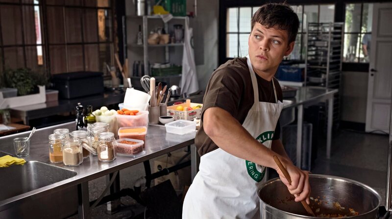 Emil (Alex Høgh Andersen) betreibt einen ambitionierten Catering-Service. – Bild: Viaplay Group/​Christian Geisnæs