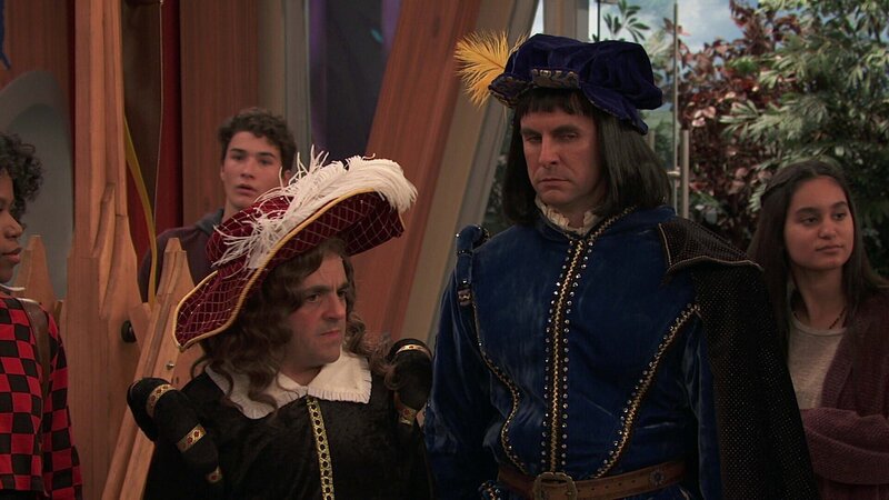 Vorne, l-r: Charlotte Page (Riele Downs), Schwoz (Michael D. Cohen), Captain Man /​ Ray Manchester (Cooper Barnes) – Bild: ViacomCBS