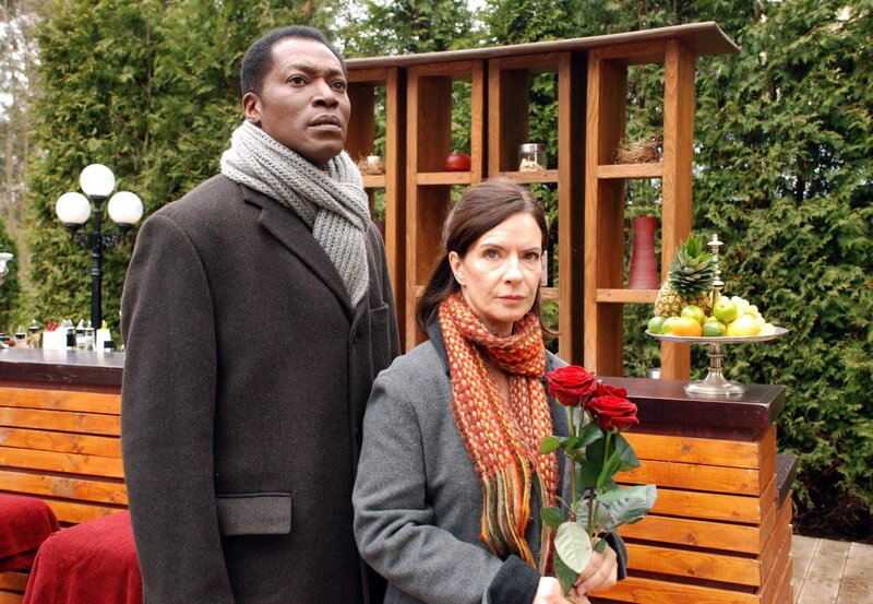 10 Uhr im Ersten. Entschlossen verlangt Vera (Isabelle von Siebenthal, r.) von Joshua (Aloysius Itoka, r.) die Scheidung. – Bild: ARD/​Jo Bischoff