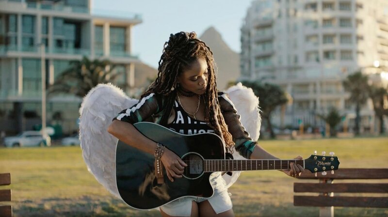 Nina (Amara Okereke) hat keinen Job mehr und versucht es mit Straßenmusik. – Bild: SWR/​Both Worlds Produktion