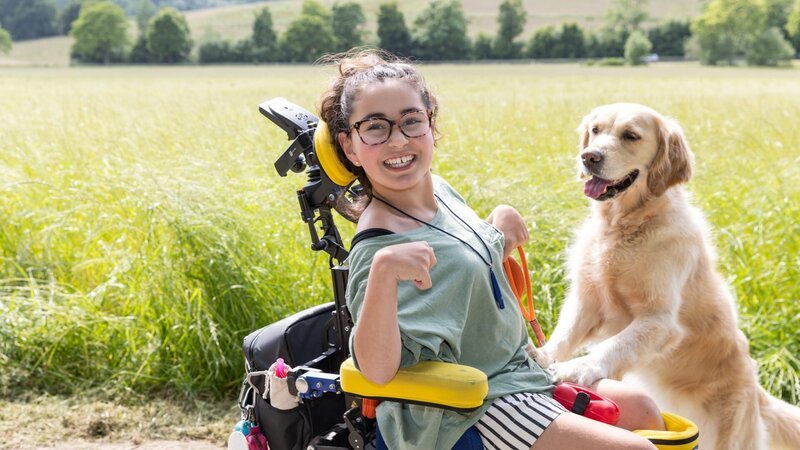 Assistenzhündin Ypsi unterstützt die 12-jährige Lena im Alltag. – Bild: ZDF und Anne Wirtz