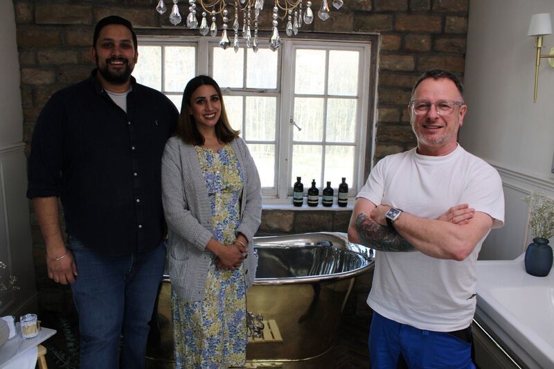 V.l. Paul, Preet und Mark Millar – Bild: RTL /​ PI PRODUCTIONS LIMITED 2021