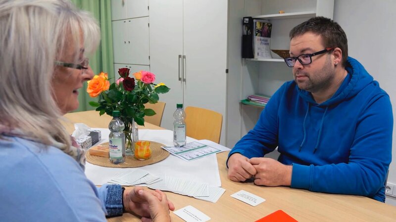 Ein Patient mit Depressionen im Therapiegespräch. – Bild: HR/​Katrin Wegner
