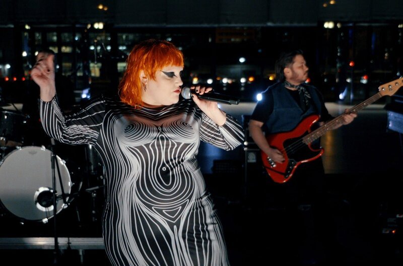 Die US-Amerikanische Band Gossip um die schillernde Frontfrau Beth Ditto – Bild: klangmalerei.tv