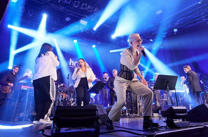 Stefanie Heinzmann und die hr-BigBand. – Bild: HR/​Sebastian Reimold