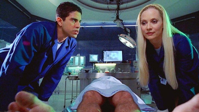 Calleigh (Emily Procter) und Eric (Adam Rodriguez) bergen einen toten jungen Mann aus einem Hotelpool. Doch seine Lungen weisen kein Wasser auf. Wurde er ermordet? – Bild: MG RTL D /​ CBS