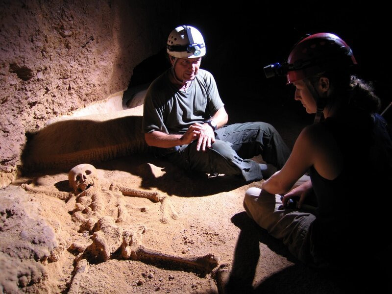 Die Archäologen Jaime Awe und Myka Schwanke in der Höhle Actun Tunichil Muknal vor dem Skelett der geopferten Maya-Prinzessin. – Bild: ORF/SATEL/Alexander Hein Die Archäologen Jaime Awe und Myka Schwanke in der Höhle Actun Tunichil Muknal vor dem Skelett der geopferten Maya-Prinzessin. – Bild: ORF/SATEL/Alexander Hein