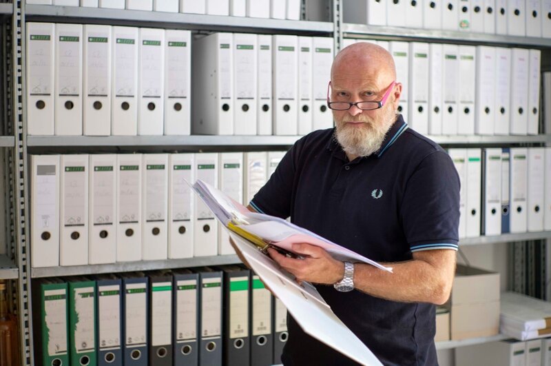 Bürokratie satt: Wenn der Papierberg zur Hauptaufgabe wird. – Bild: Martin Hangen /​ ZDF