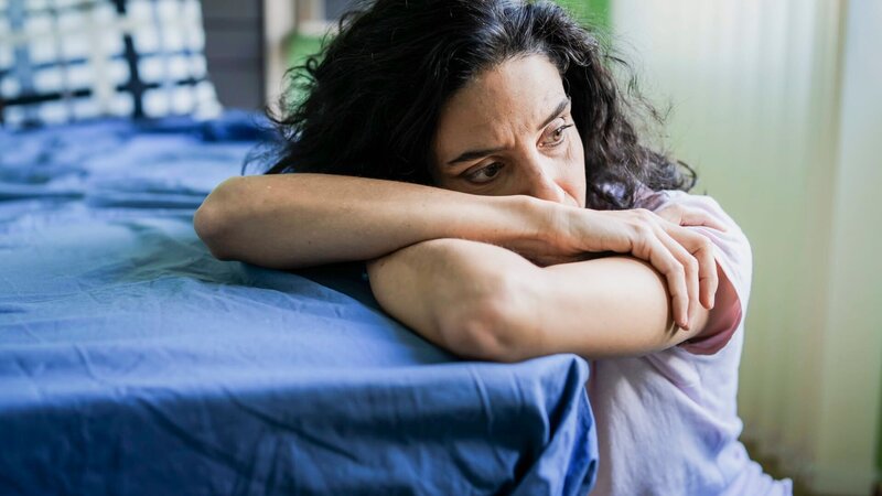 Mit der Koffeinsucht kommt der Entzug mit möglicherweise unangenehmen Nebenwirkungen. Weltweite Studien legen nahe, dass bis zu 50% der Weltbevölkerung an Schlaflosigkeit leiden und Kaffee einer der Hauptschuldigen sein könnte. – Bild: Getty Images