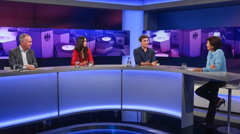 Zu Gast bei Moderatorin Sandra Maischberger (re.): v.l.n.r. Stephan Lamby (Dokumentarfilmer und Autor), Alev Doğan (Chefredakteurin von The Pioneer) und Constantin Schreiber (Journalist und Autor). – Bild: WDR/​Oliver Ziebe