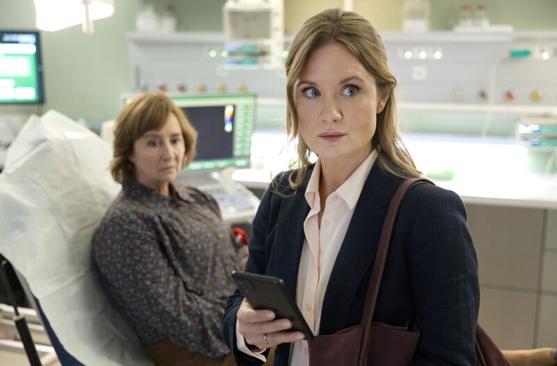 Anna Wohlrab (Imke Büchel, li.) braucht dringend eine Herz-Operation. Ihre Tochter Franzi (Pauline Knof, re.) hat sie begleitet. Nun haben die beiden jedoch einen Artikel im Internet gefunden, der ihre behandelnde Ärztin Prof. Dr. Weber diskreditiert und ihr Vertuschung von Behandlungsfehlern vorwirft. – Bild: MDR/​Saxonia Media/​Rudolf Wernicke