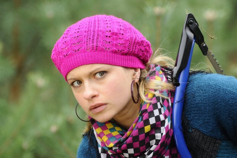 Mia (Josephine Schmidt) ist überrascht, als sie auf der Suche nach dem perfekten Weihnachtsbaum auf Alexander trifft … – Bild: SAT.1 /​ Oliver Ziebe