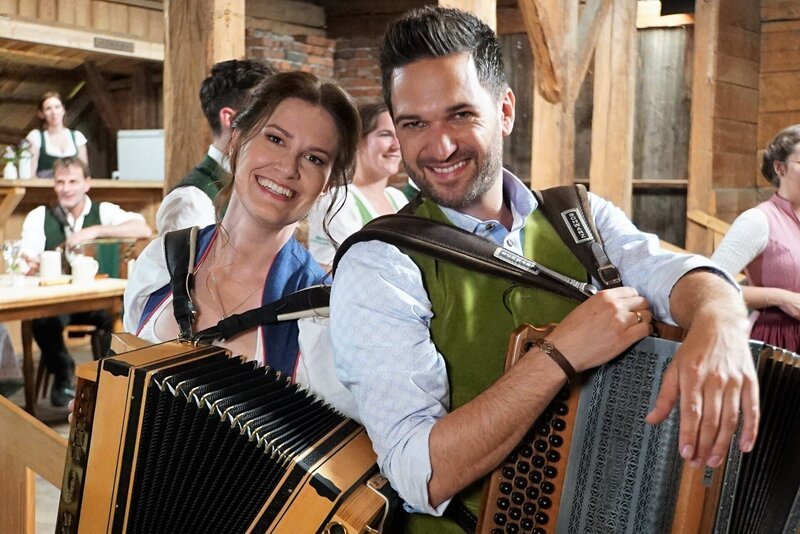 Moderatoren Conny Bürgler und Richard Deutinger musizieren beim Servus Musikantenstammtisch im Woferlstall, Bad Mitterndorf, Steiermark – Bild: ServusTV /​ Degn Film /​ Erhart /​ Brigitte Erhart