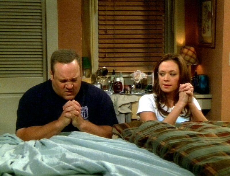 Doug (Kevin James, li.) und Carrie (Leah Remini) machen ein ‚Wett‘-Beten. Wer wohl den besseren Draht nach ‚oben‘ hat? – Bild: RTL II