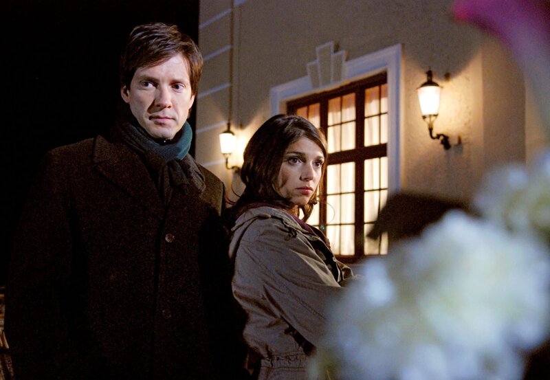 Die Stimmung zwischen Gregor (Christof Arnold, l.) und Leonie (Anna Angelina Wolfers, r.) ist nach dem Missverständnis angespannt. – Bild: ARD/​Jo Bischoff