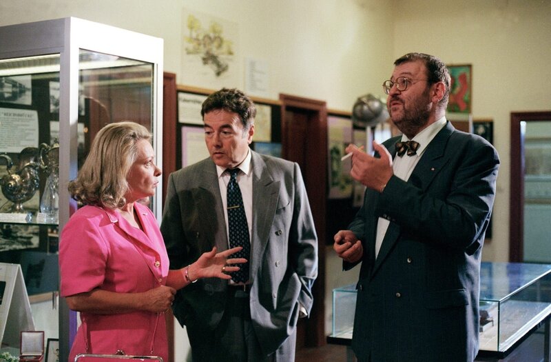 „Kaisermühlen Blues“, „Undank ist der Welten Lohn.“ Kudrnacs Chronik ist endlich von einem Verlag angenommen worden und wird im Bezirksmuseum präsentiert. Als Trautmann ein Hehlertreffen hochgehen lässt, stellt sich heraus, dass Bachmann mit zu den Köpfen der Bande gehört. Er wird in Schubhaft genommen und nach Frankreich abgeschoben.Im Bild (v.li.): Brigitte Neumeister (Frau Turecek),  Peter Fröhlich (Erwin Schoitl), Götz Kauffmann (Rudi Gneisser). – Bild: ORF/​MR Film/​Contessina Bauer